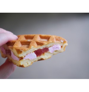 Mini Ichigo Waffle Ice Cream (2PC) / ミニワッフル